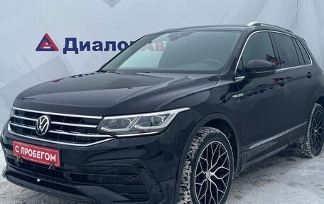 Volkswagen Tiguan II, 2021 год, 3 090 000 рублей, 3 фотография