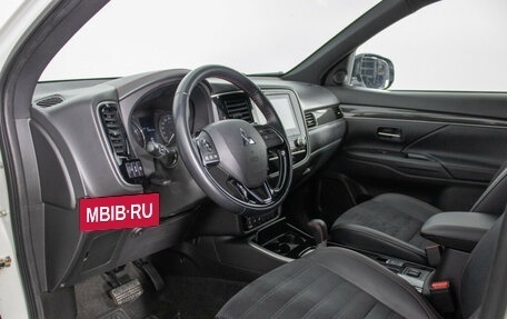 Mitsubishi Outlander III рестайлинг 3, 2021 год, 2 515 000 рублей, 10 фотография