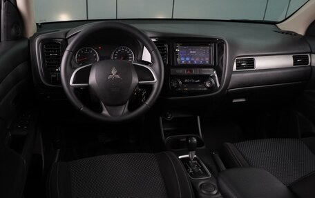 Mitsubishi Outlander III рестайлинг 3, 2016 год, 1 599 000 рублей, 6 фотография