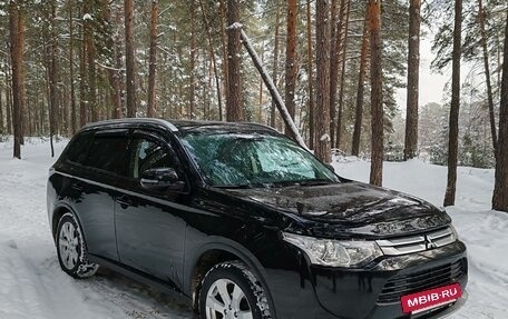 Mitsubishi Outlander III рестайлинг 3, 2014 год, 1 950 000 рублей, 8 фотография