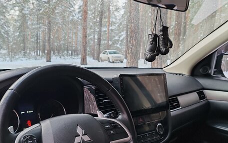 Mitsubishi Outlander III рестайлинг 3, 2014 год, 1 950 000 рублей, 31 фотография