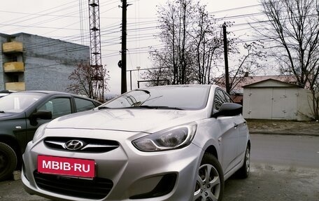 Hyundai Solaris II рестайлинг, 2011 год, 900 000 рублей, 2 фотография