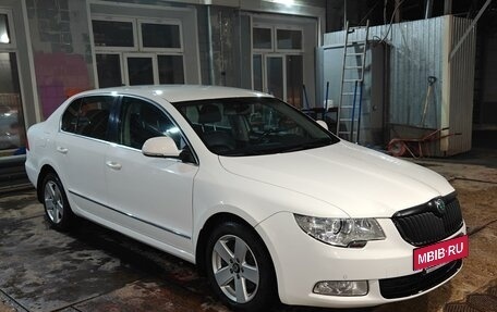 Skoda Superb III рестайлинг, 2011 год, 1 300 000 рублей, 32 фотография