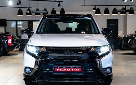 Mitsubishi Outlander III рестайлинг 3, 2022 год, 4 450 000 рублей, 3 фотография