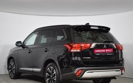 Mitsubishi Outlander III рестайлинг 3, 2022 год, 3 700 000 рублей, 6 фотография