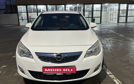 Opel Astra J, 2011 год, 875 000 рублей, 1 фотография