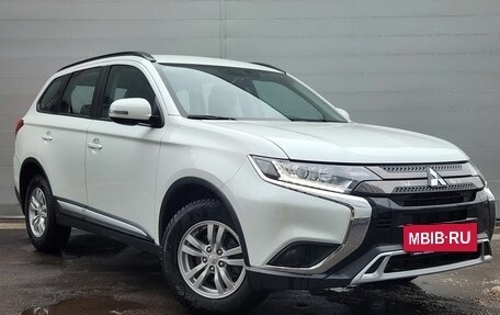 Mitsubishi Outlander III рестайлинг 3, 2021 год, 2 979 000 рублей, 3 фотография