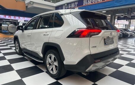 Toyota RAV4, 2021 год, 2 450 000 рублей, 4 фотография