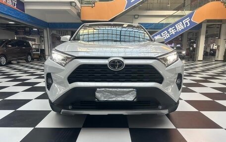 Toyota RAV4, 2021 год, 2 450 000 рублей, 2 фотография