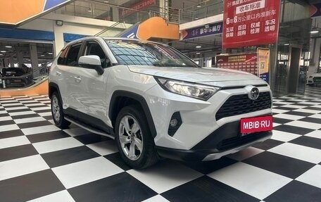 Toyota RAV4, 2021 год, 2 450 000 рублей, 3 фотография