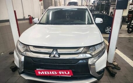 Mitsubishi Outlander III рестайлинг 3, 2017 год, 1 847 000 рублей, 2 фотография