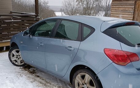 Opel Astra J, 2011 год, 660 000 рублей, 2 фотография