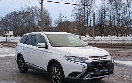 Mitsubishi Outlander III рестайлинг 3, 2019 год, 2 495 900 рублей, 3 фотография