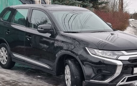 Mitsubishi Outlander III рестайлинг 3, 2019 год, 2 099 999 рублей, 2 фотография