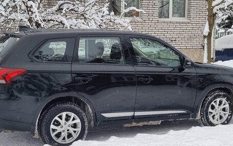 Mitsubishi Outlander III рестайлинг 3, 2019 год, 2 099 999 рублей, 3 фотография