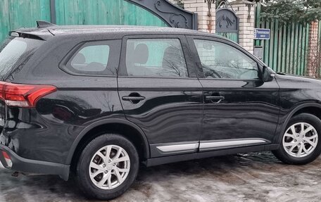 Mitsubishi Outlander III рестайлинг 3, 2019 год, 2 099 999 рублей, 13 фотография