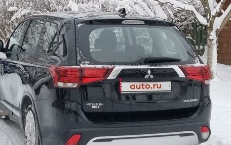 Mitsubishi Outlander III рестайлинг 3, 2019 год, 2 099 999 рублей, 14 фотография