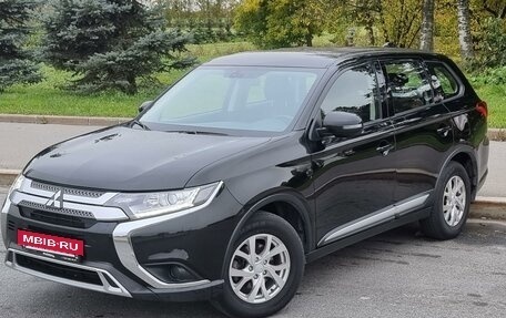 Mitsubishi Outlander III рестайлинг 3, 2019 год, 2 099 999 рублей, 11 фотография