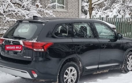 Mitsubishi Outlander III рестайлинг 3, 2019 год, 2 099 999 рублей, 10 фотография