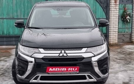 Mitsubishi Outlander III рестайлинг 3, 2019 год, 2 099 999 рублей, 7 фотография