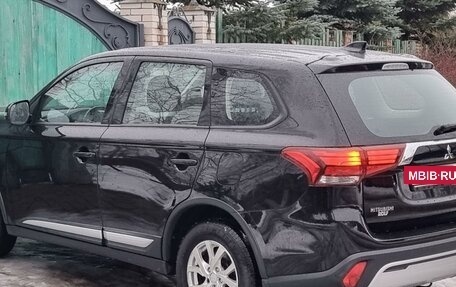 Mitsubishi Outlander III рестайлинг 3, 2019 год, 2 099 999 рублей, 16 фотография