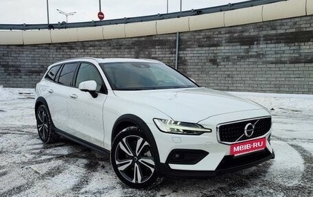 Volvo V60 Cross Country II, 2020 год, 4 900 000 рублей, 2 фотография