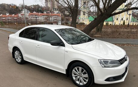 Volkswagen Jetta VI, 2013 год, 999 000 рублей, 2 фотография