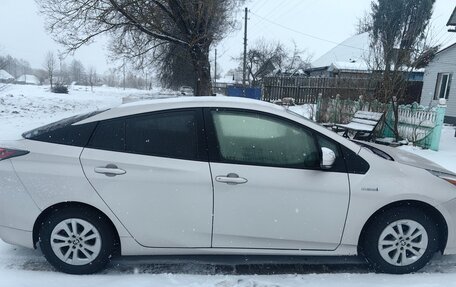 Toyota Prius IV XW50, 2016 год, 2 000 000 рублей, 5 фотография