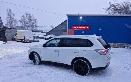 Mitsubishi Outlander III рестайлинг 3, 2014 год, 1 620 000 рублей, 10 фотография