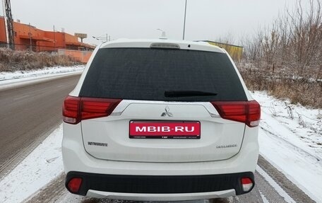 Mitsubishi Outlander III рестайлинг 3, 2017 год, 2 300 000 рублей, 3 фотография