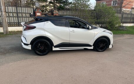 Toyota C-HR I рестайлинг, 2017 год, 2 600 000 рублей, 12 фотография