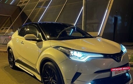 Toyota C-HR I рестайлинг, 2017 год, 2 600 000 рублей, 9 фотография