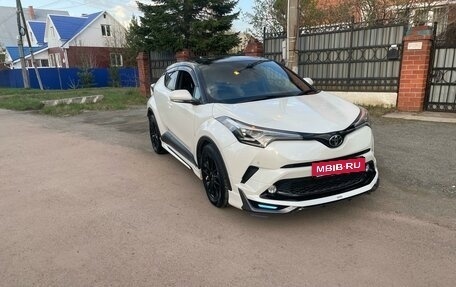 Toyota C-HR I рестайлинг, 2017 год, 2 600 000 рублей, 11 фотография