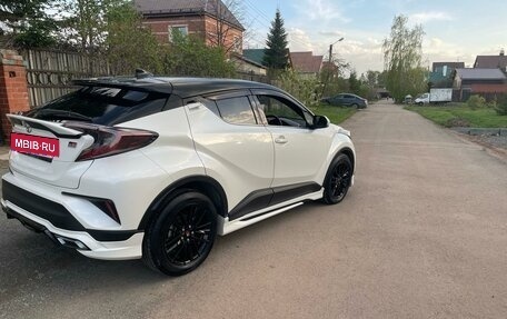 Toyota C-HR I рестайлинг, 2017 год, 2 600 000 рублей, 13 фотография