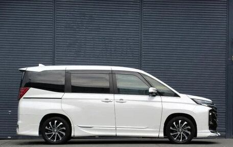 Toyota Noah, 2023 год, 5 250 000 рублей, 4 фотография