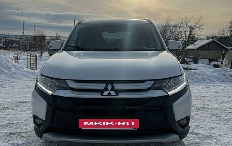 Mitsubishi Outlander III рестайлинг 3, 2016 год, 1 980 000 рублей, 6 фотография