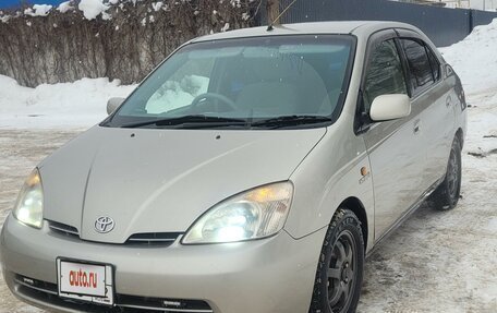 Toyota Prius IV XW50, 2003 год, 490 000 рублей, 3 фотография