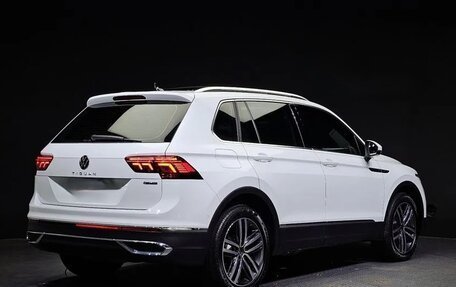 Volkswagen Tiguan II, 2021 год, 3 140 000 рублей, 2 фотография