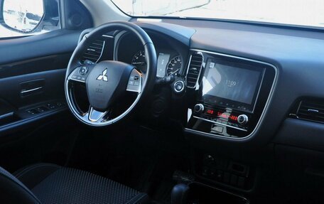 Mitsubishi Outlander III рестайлинг 3, 2021 год, 2 960 000 рублей, 9 фотография