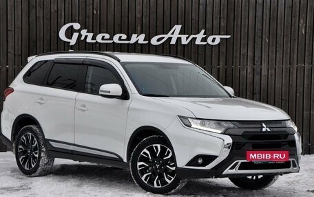 Mitsubishi Outlander III рестайлинг 3, 2021 год, 2 960 000 рублей, 7 фотография