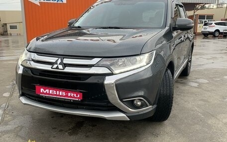 Mitsubishi Outlander III рестайлинг 3, 2015 год, 1 800 000 рублей, 10 фотография