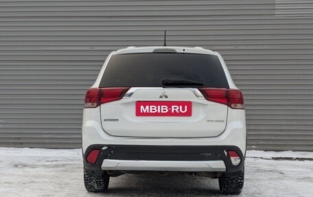 Mitsubishi Outlander III рестайлинг 3, 2016 год, 1 890 000 рублей, 6 фотография