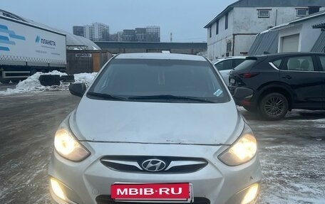 Hyundai Solaris II рестайлинг, 2013 год, 350 000 рублей, 3 фотография