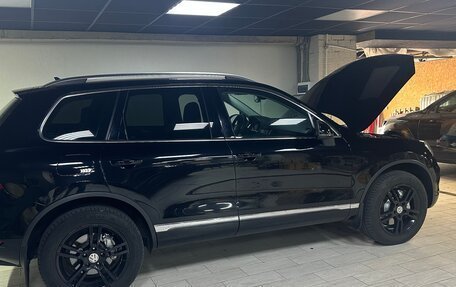 Volkswagen Touareg III, 2011 год, 2 650 000 рублей, 3 фотография