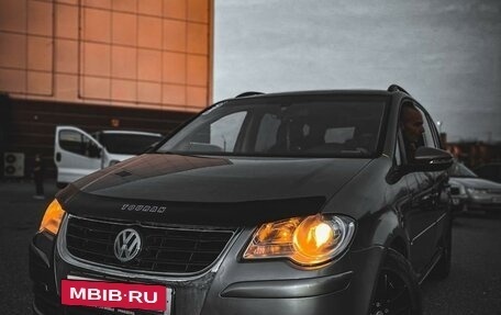 Volkswagen Touran III, 2009 год, 900 000 рублей, 2 фотография