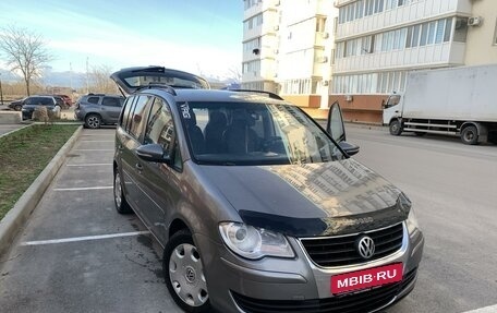 Volkswagen Touran III, 2009 год, 900 000 рублей, 4 фотография