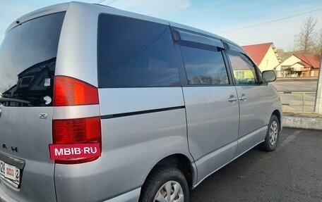 Toyota Noah III, 2006 год, 1 100 000 рублей, 2 фотография