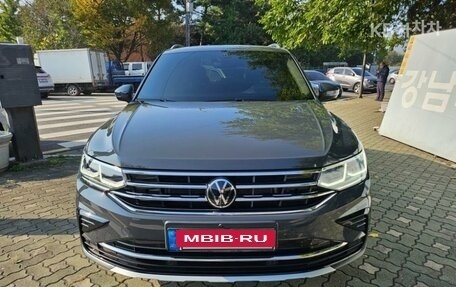 Volkswagen Tiguan II, 2021 год, 2 999 999 рублей, 2 фотография