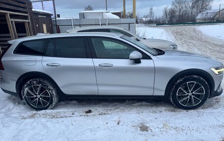 Volvo V60 Cross Country II, 2019 год, 3 050 000 рублей, 2 фотография