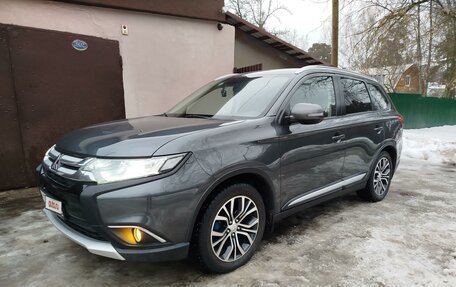 Mitsubishi Outlander III рестайлинг 3, 2016 год, 1 190 000 рублей, 13 фотография